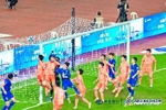 60余名球迷在市体育中心等候，迎接厦门队从闽超首轮凯旋