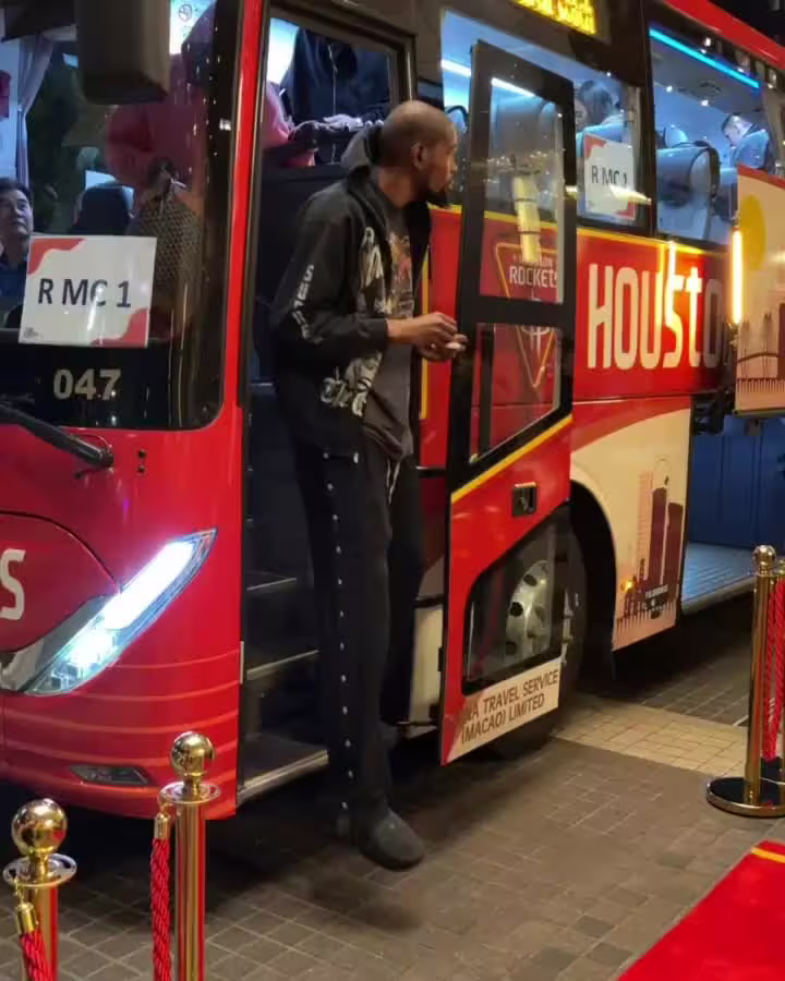 小帅气质引得球迷高呼KD🔥火箭全队已抵达澳门！
